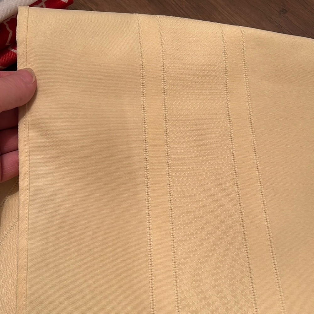 Rectangular cream yellow table cloth - Picture 2 of 3